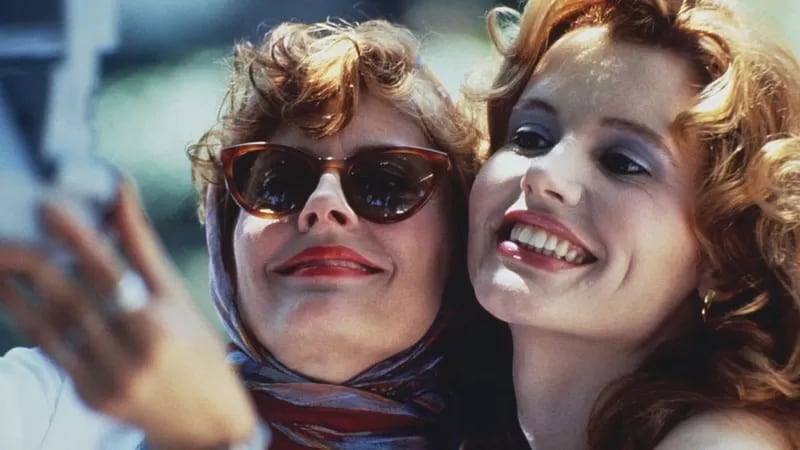 Geena Davis: la historia de una actriz que se negó a convertirse en un fantasma de su propia fama 5 Davis junto a Susan Sarandon en Thelma y Louise, película que marcó un hito en carrera