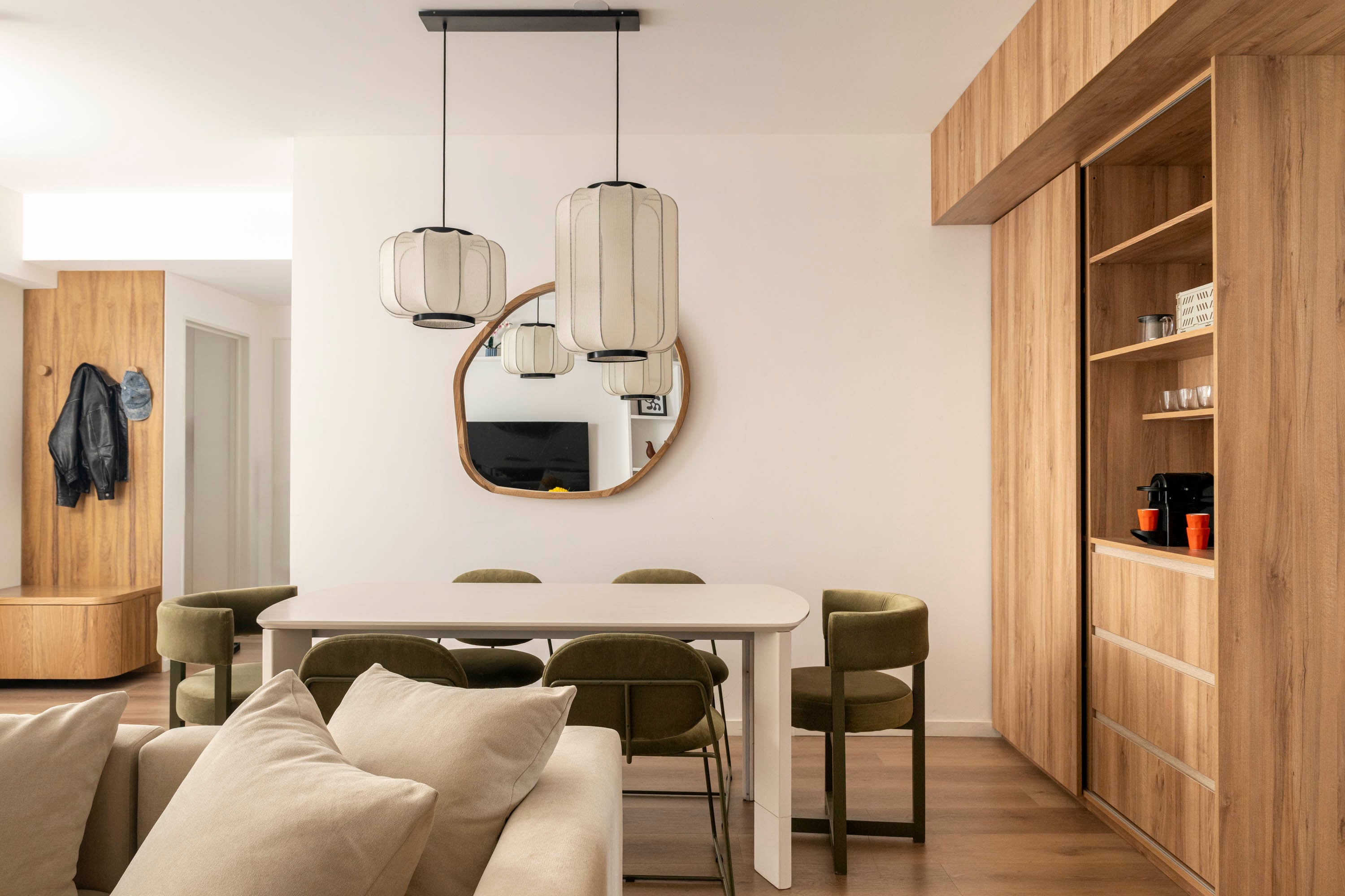 Para que seis comensales estén cómodos en la mesa de 1,60x0,80m (Marini Estudio), la clave es su diseño de patas bien al borde y chanfleadas. Sillas ‘Minga’ y ‘Almendra’ (Bull Bs As), unificadas con un mismo tapizado.