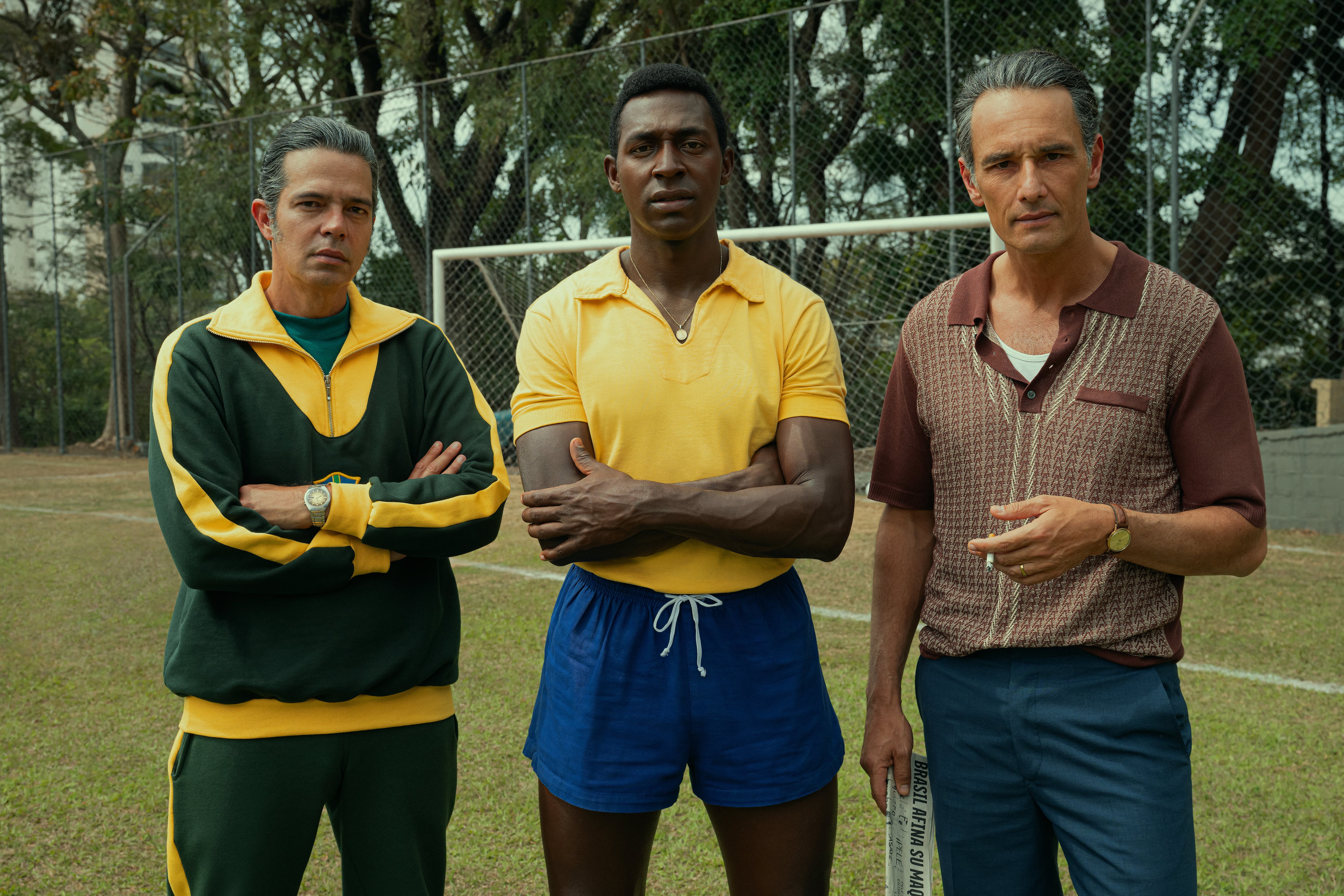 Bruno Mazzeo como Mario Zagallo, Lucas Agrícola en el papel de Pelé y Rodrigo Santoro como João Saldanha en la miniserie Brasil 70