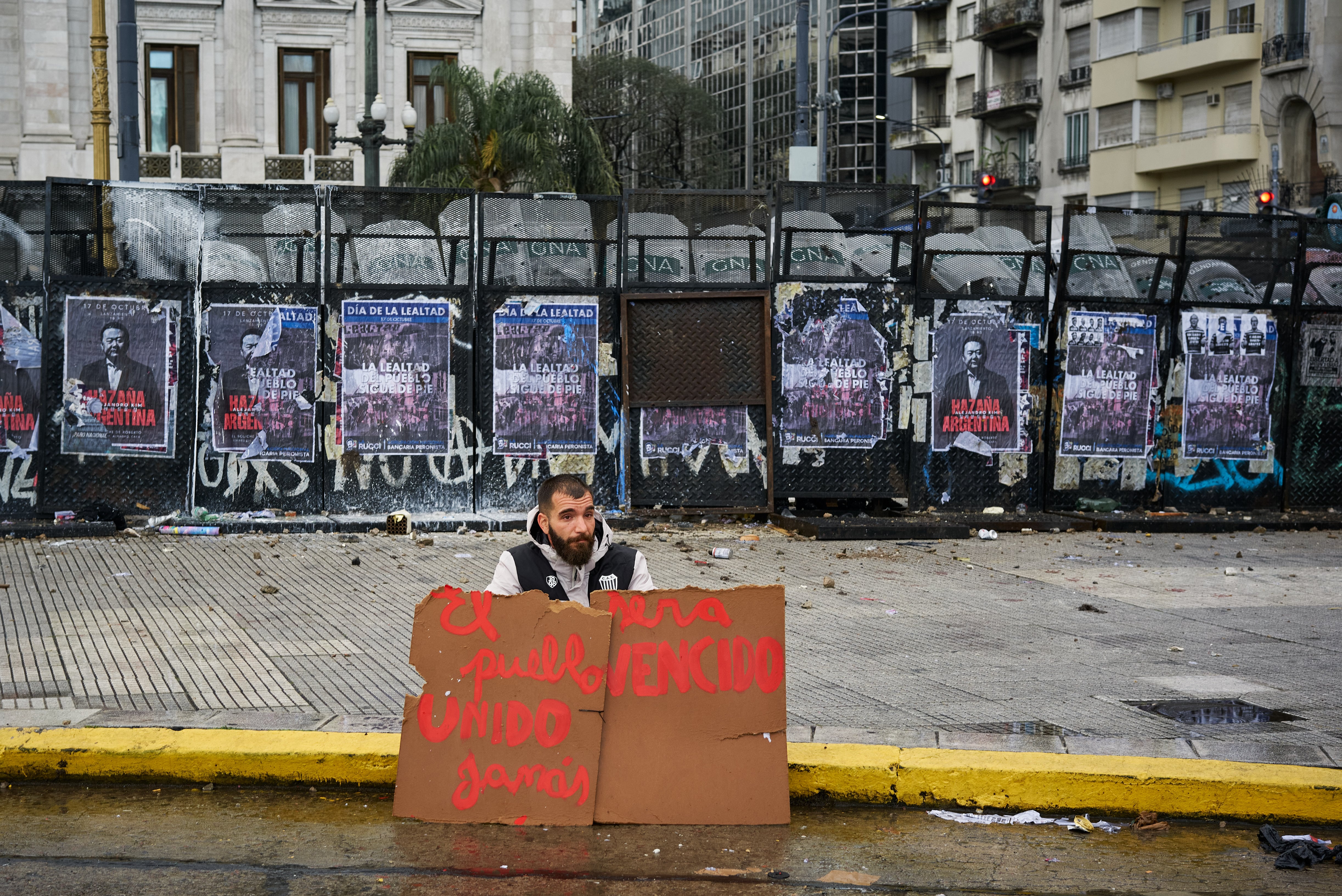 La represión se produjo frente al Congreso, donde miles de estudiantes, docentes y trabajadores reclamaban el cumplimiento de la Ley de Financiamiento Universitario, ratificada por la justicia