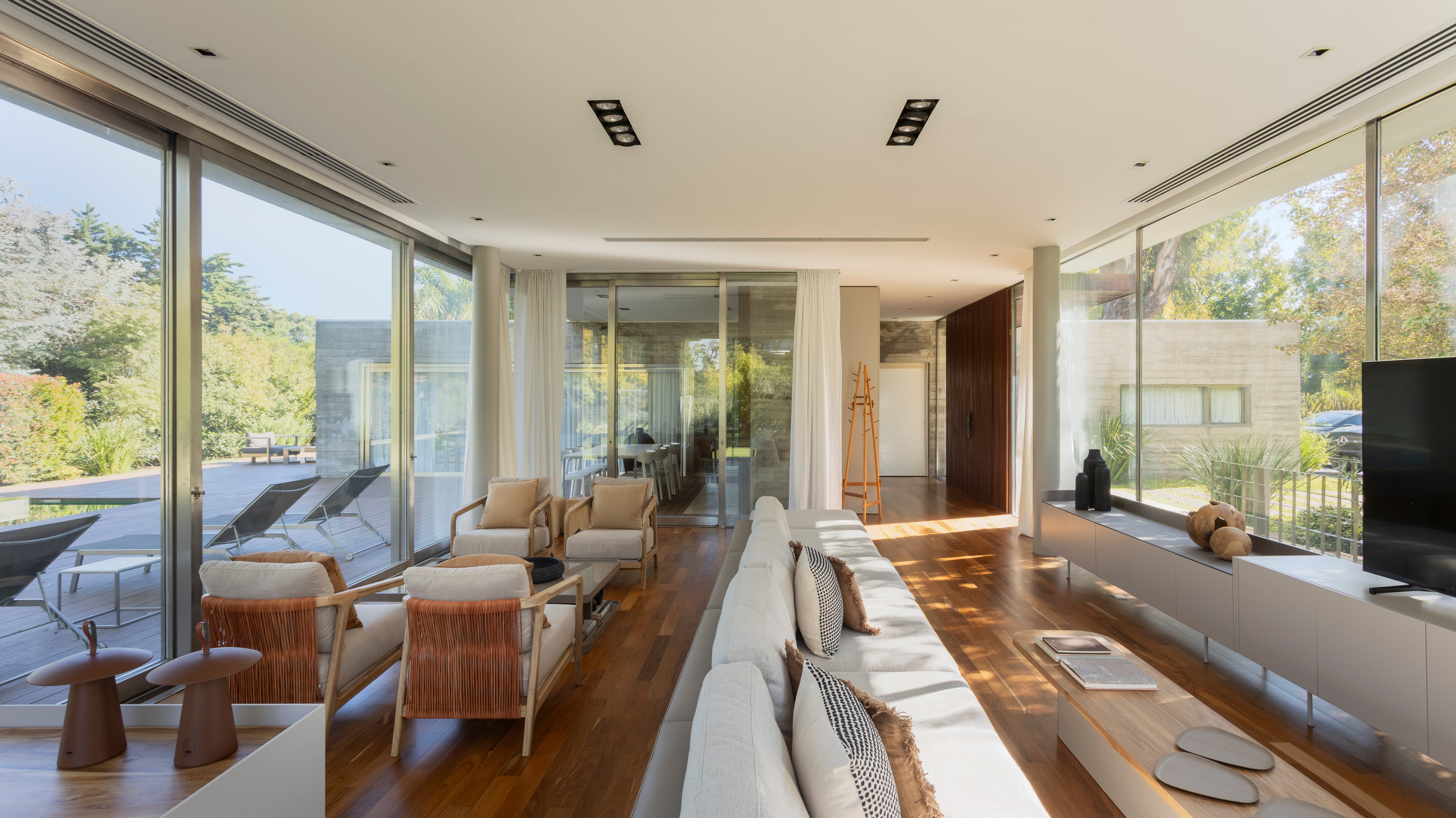 Convocaron al estudio que había hecho su casa para renovarla 10 años después 11 Sofá modular (Margen por Fallone) con respaldo y almohadones de base tapizados (LB Géneros), y estructura revestida en cuero (Sofanova) para facilitar su limpieza. Almohadones (Andy Forn Casa).
