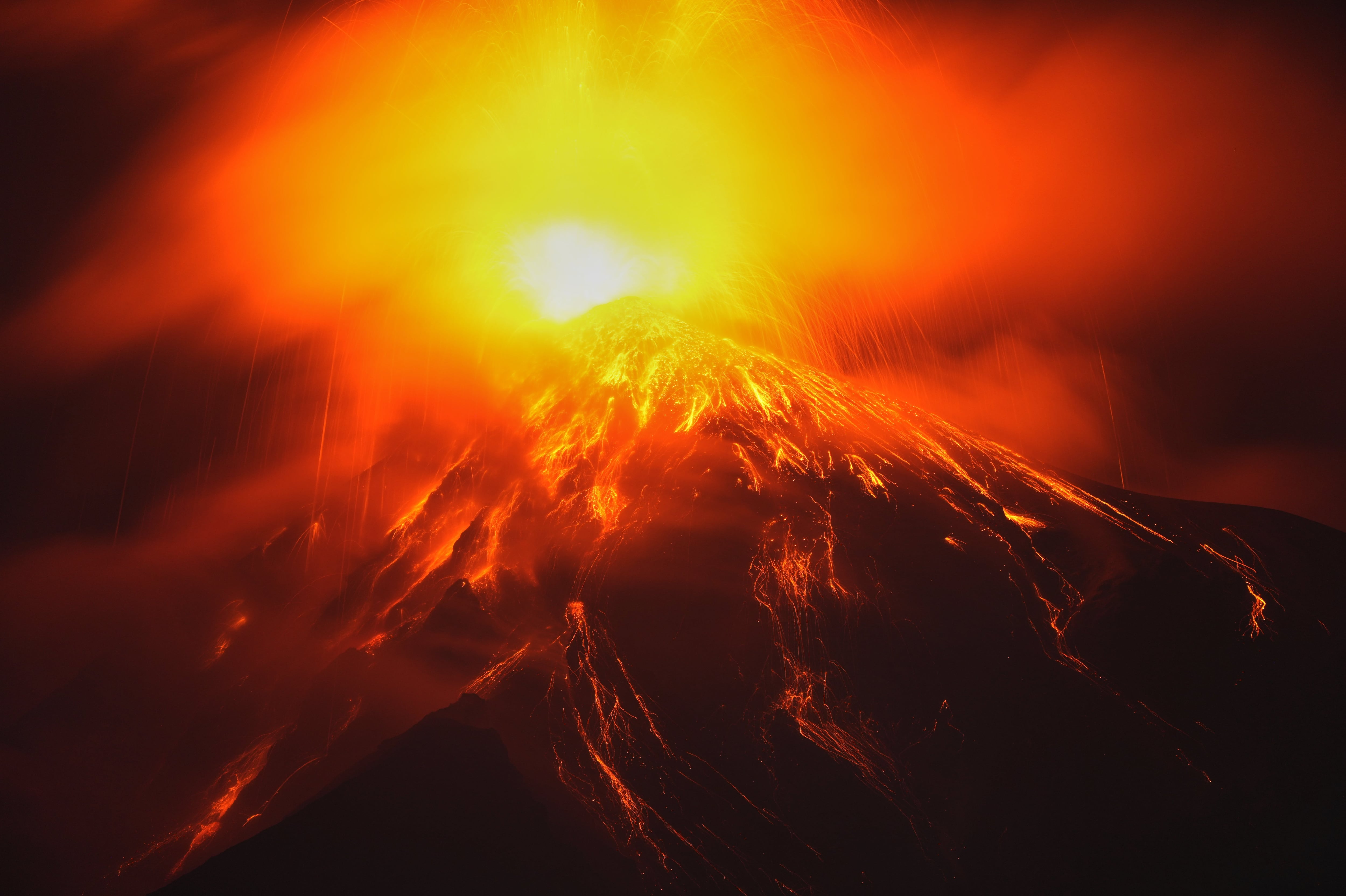 Declaran alerta máxima y evacúan a cientos de personas en Guatemala por la erupción del volcán de Fuego