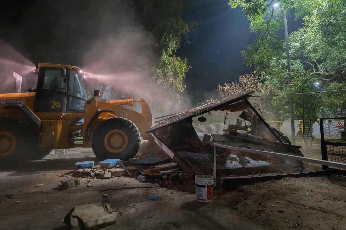 Tractor con pala frontal demoliendo el