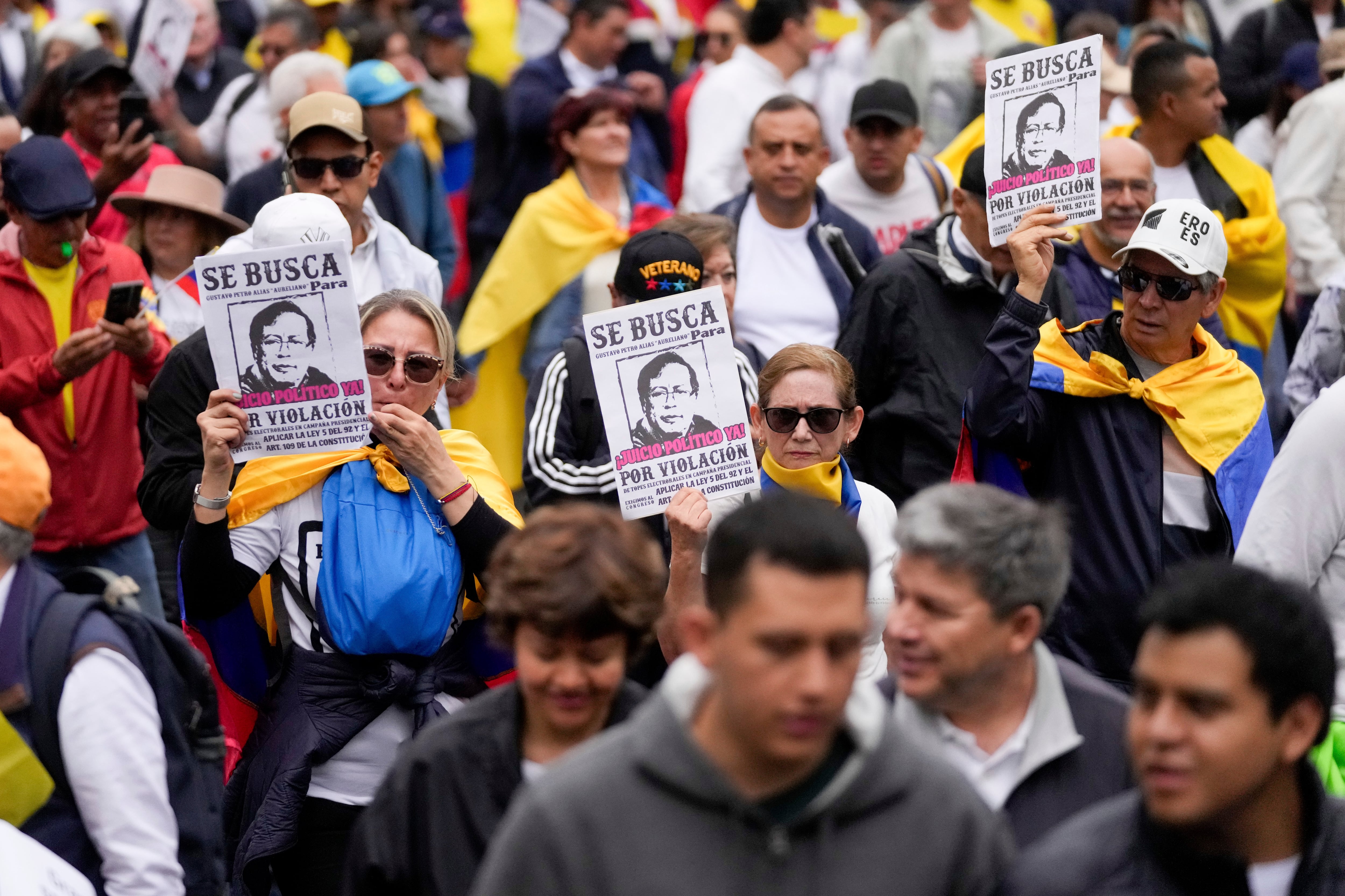 Manifestantes antigubernamentales marchan para protestar por las reformas económicas y sociales impulsadas por el gobierno del presidente Gustavo Petro y su iniciativa de convocar una asamblea constituyente en Bogotá, el 21 de abril de 2024. (AP/Fernando Vergara)