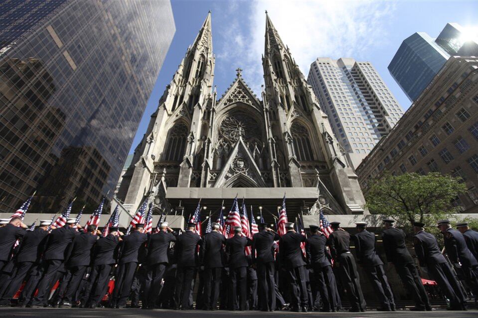 En la catedral de San Patricio, Carrie se da cuenta de que su relación con Big no es tan fuerte como creía