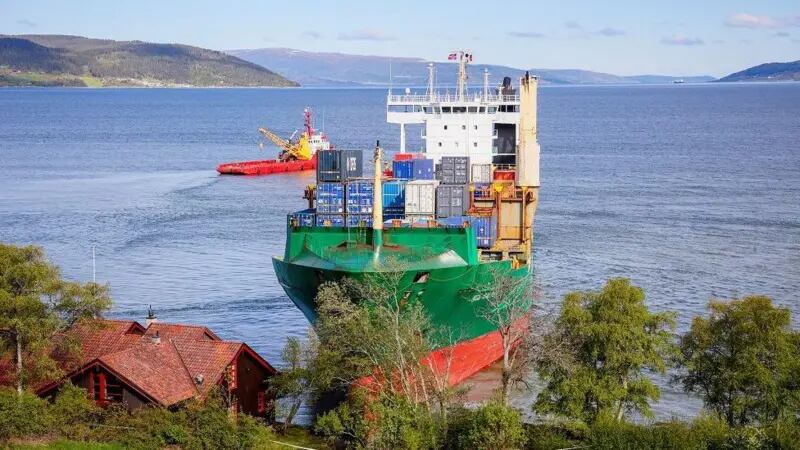 Según los informes, el mismo buque había encallado antes, en 2023, pero logró soltarse por su propia fuerza