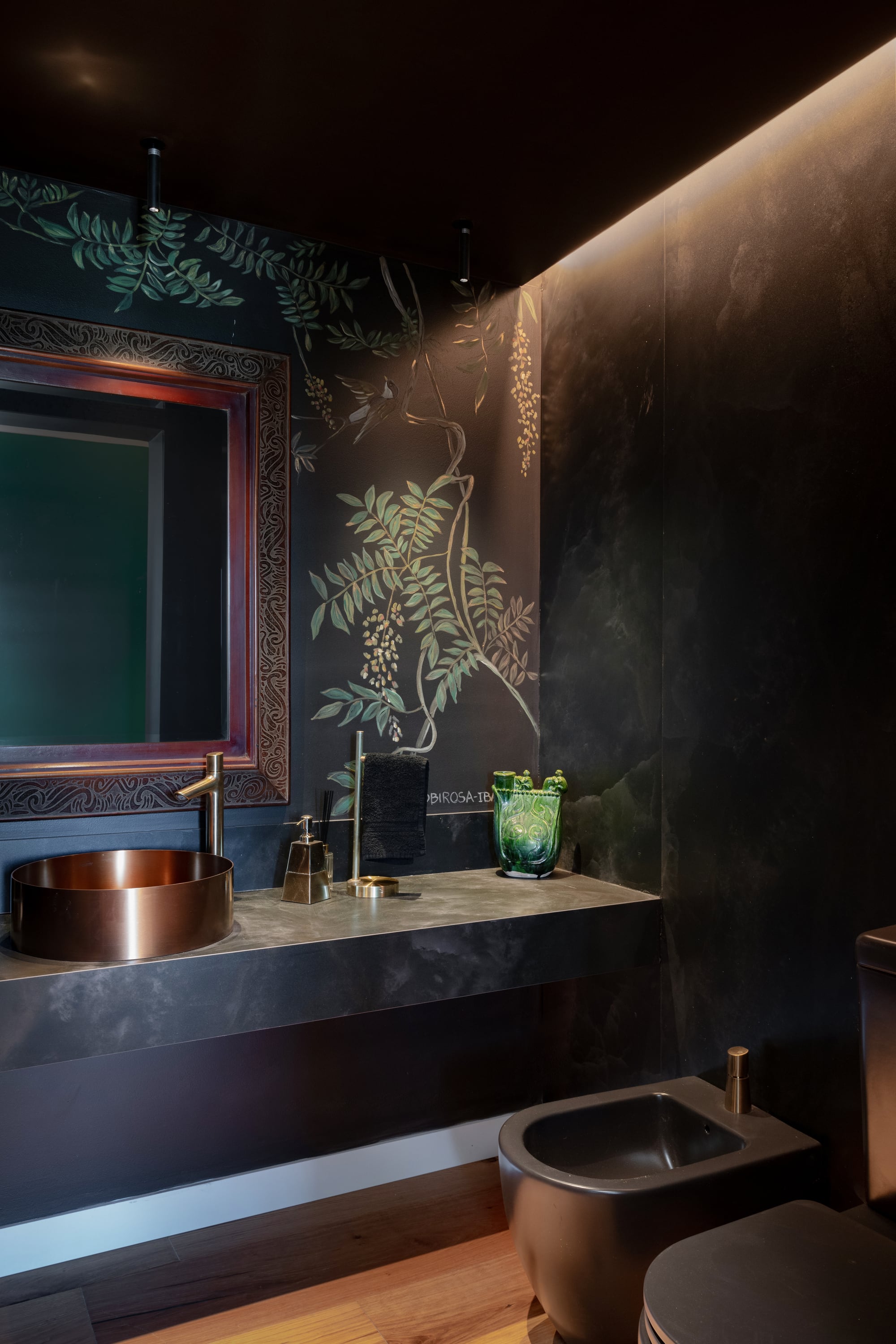 Sanitarios en negro satinado 'Fontana' y bacha redonda de apoyo en bronce brillante línea 'Mola' (todo de Ferrum).