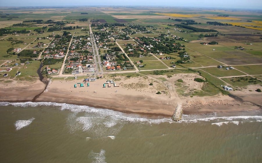 Vista aérea de Mar del Sur con su única calle asfaltada, el boulevard central