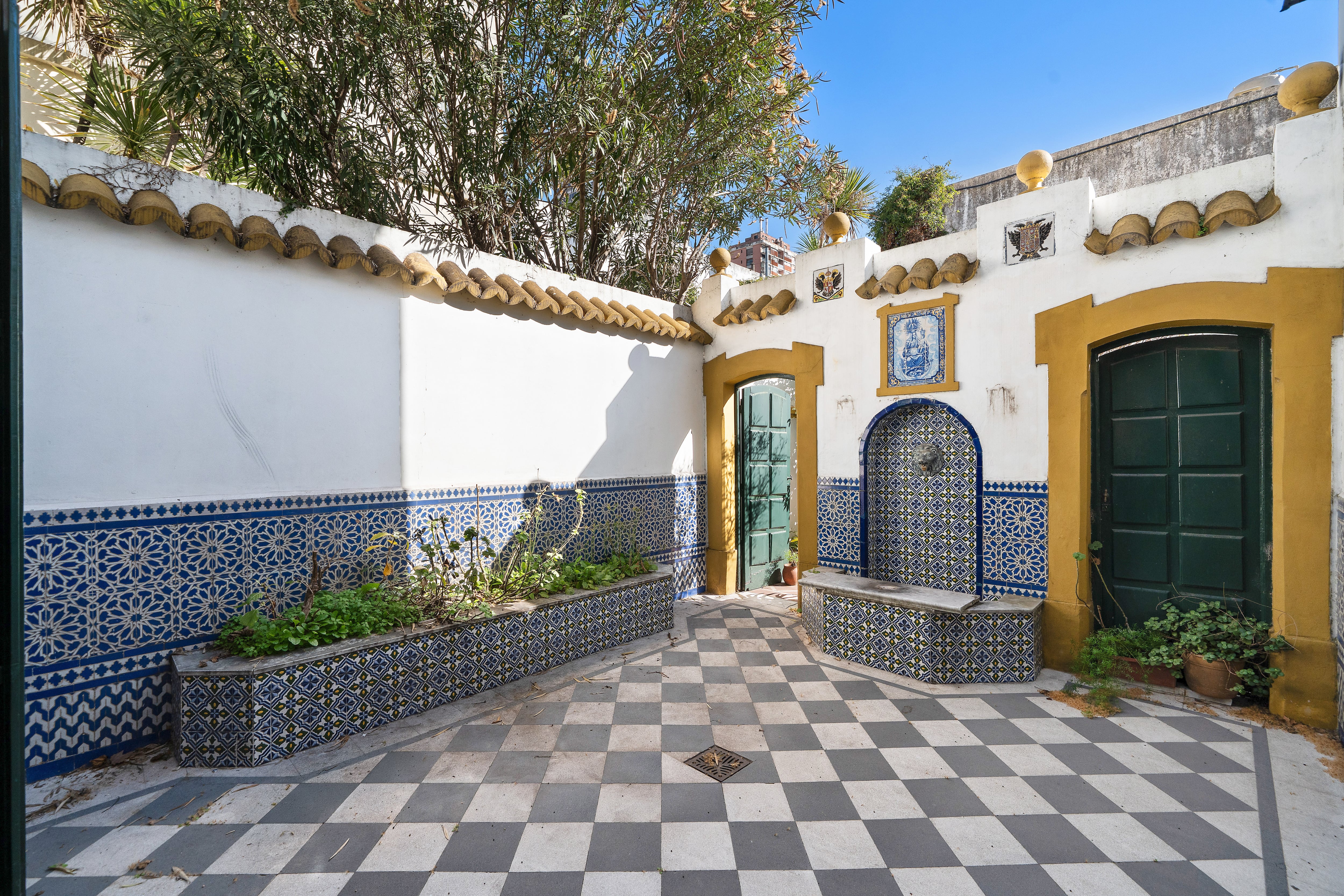 El corazón de la vivienda es un patio de inspiración andaluza, que referencia a la tradición hispánica o neocolonial