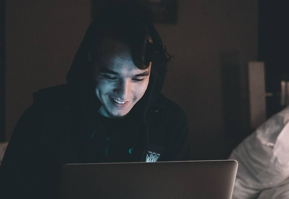 Estaba en pareja, conoció a una mujer que lo enamoró y cuenta por qué no pudo resistir: “Fue magia” 6 Una mañana, una computadora y una conversación inesperada.