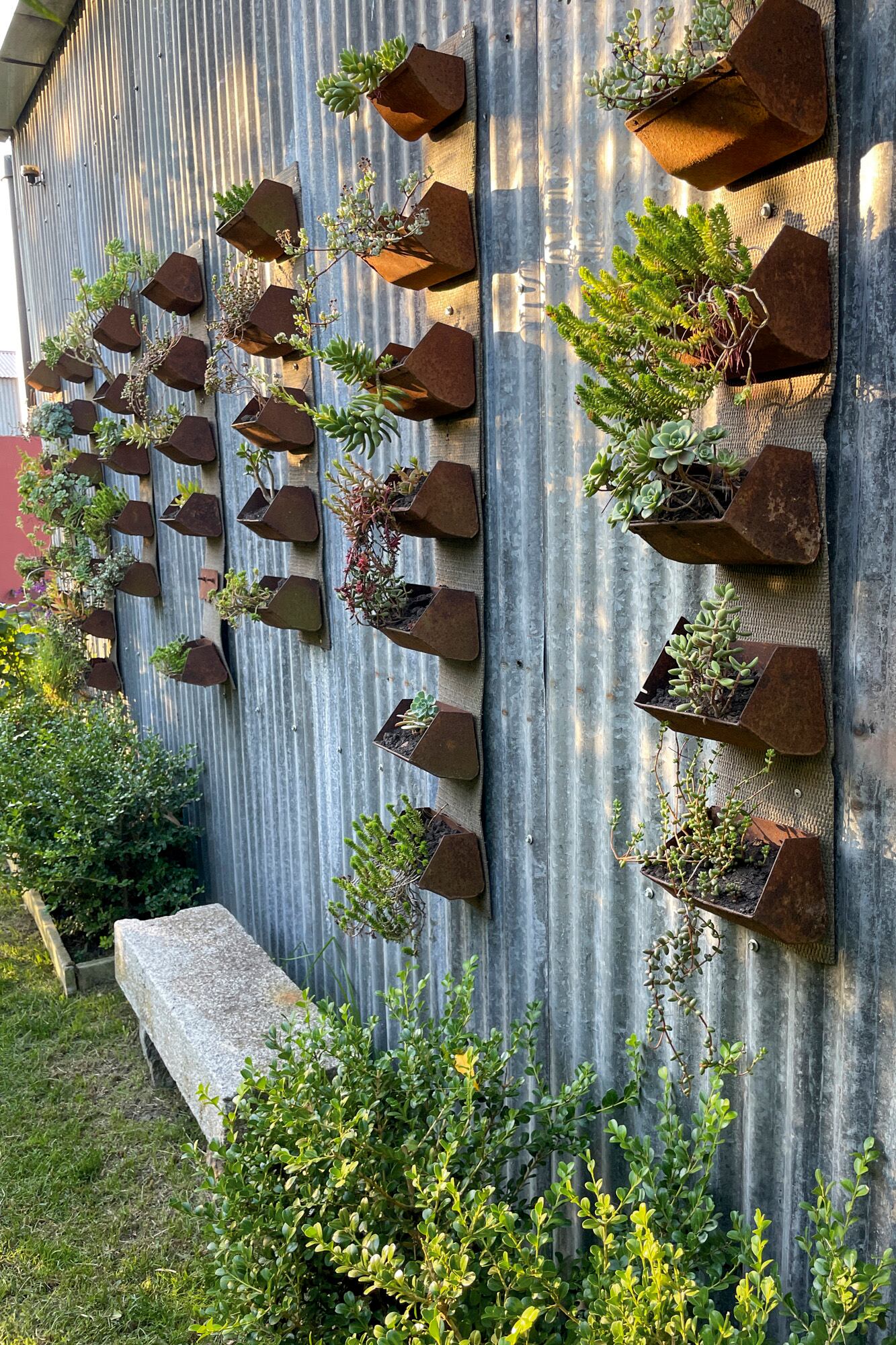Una intervención creativa en la pared, con elementos reciclados