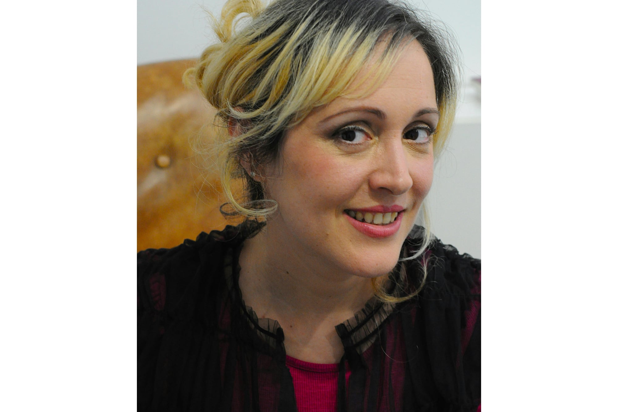 “A veces me sorprende que alguien me explique referencias como si me hubiera convertido en extranjera de mi propia tierra. Sigo siendo argentina. Leo los mismos diarios, entiendo los mismos códigos. La distancia no borra la memoria”.