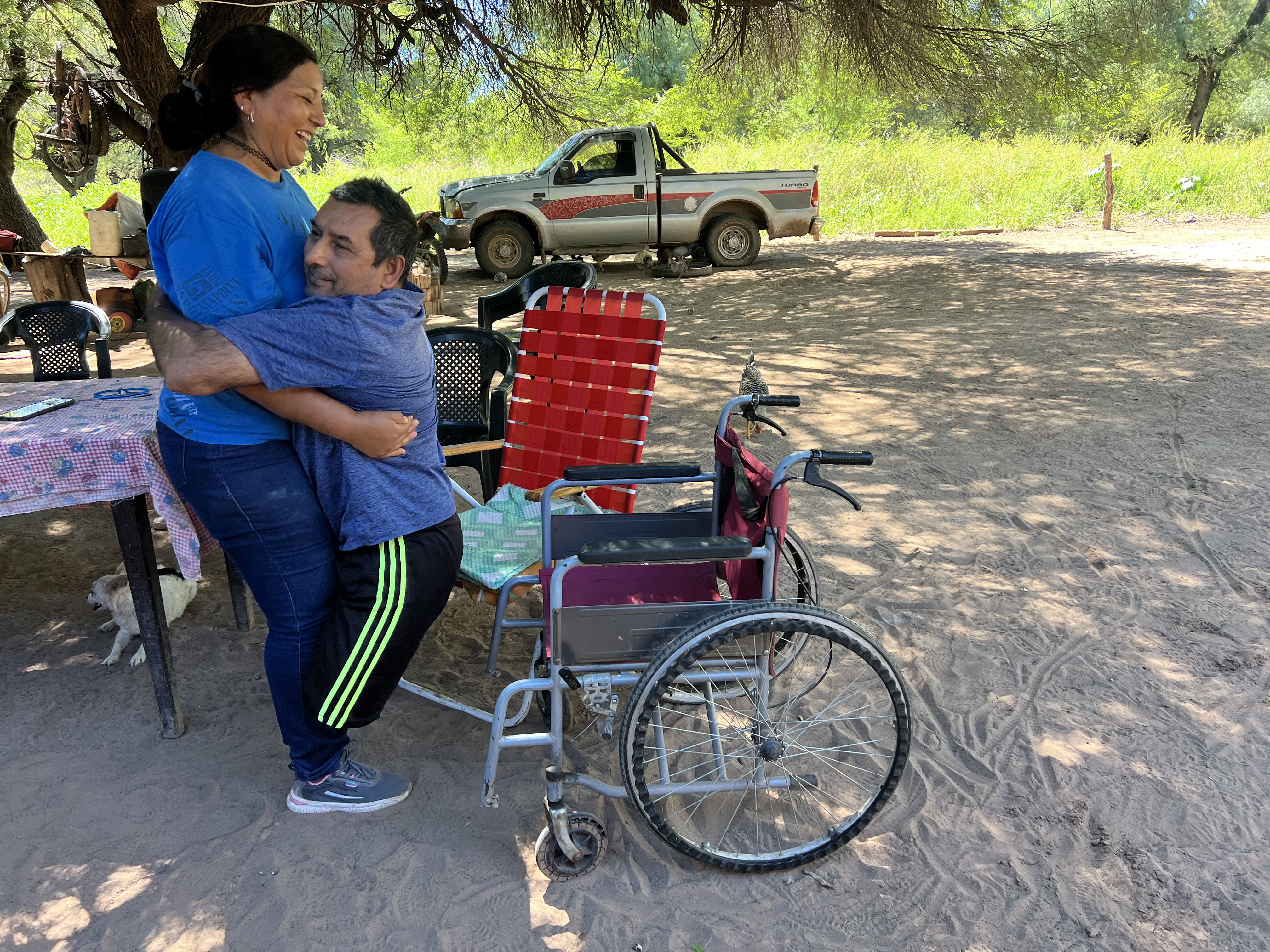 A su marido le amputaron las piernas, cuida a sus cuñados enfermos y tiene que salir sola adelante: “Dependen de mí”