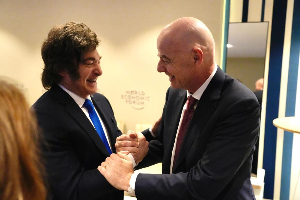 Javier Milei se cruzó en Davos con Gianni Infantino