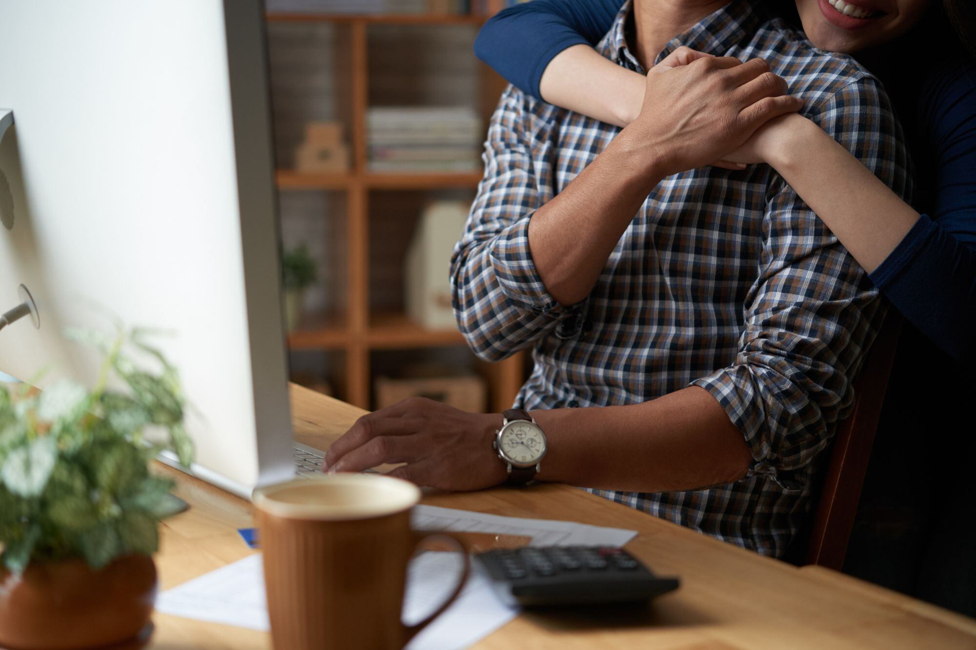 La convivencia diaria en el trabajo genera que muchas personas formen vínculos cercanos con algunos compañeros