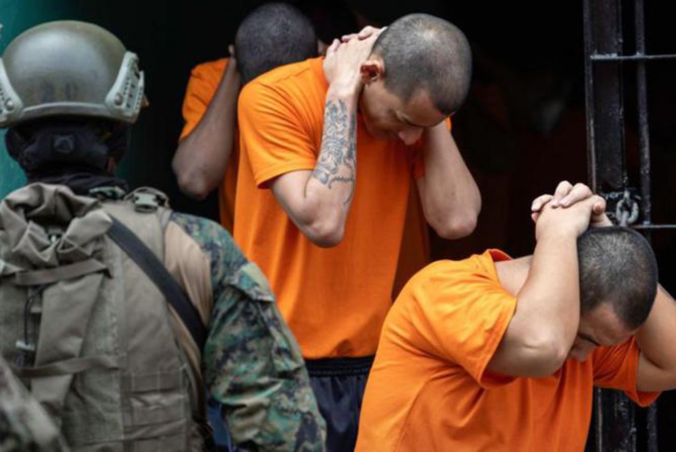 Soldados ecuatorianos vigilan a los reclusos en la Penitenciaría del Litoral, la prisión más grande del país, ubicada en Guayaquil