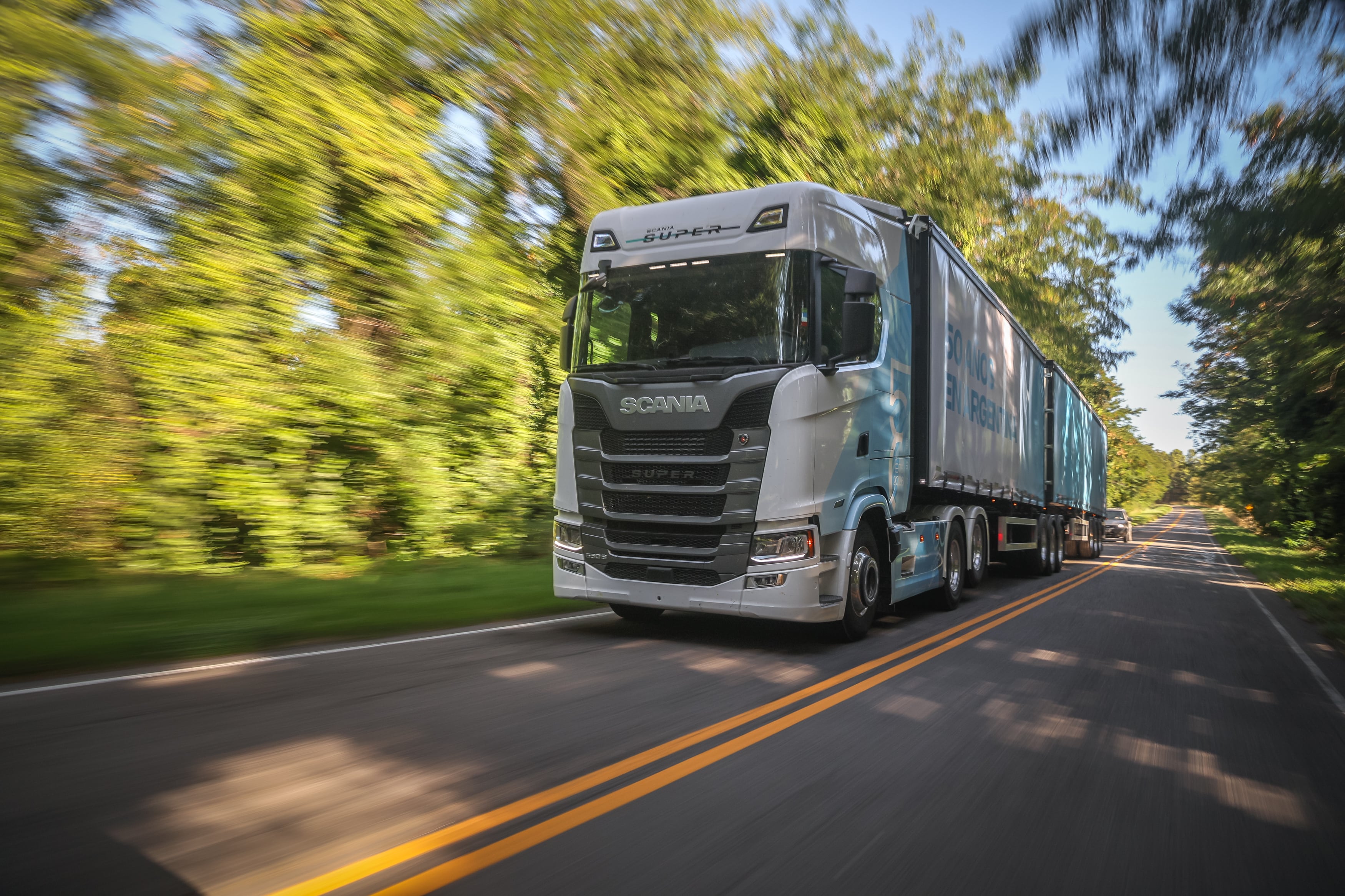 El modelo equipa el motor SUPER de 13 litros con una potencia de 550 HP