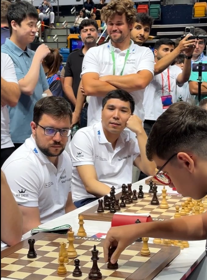 La sonrisa de Carlsen durante la partida entre Jan Duda y Faustino Oro