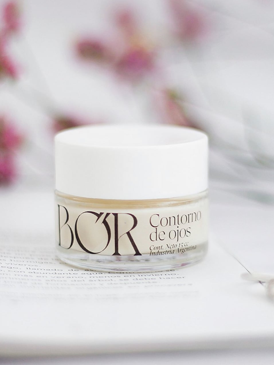 El contorno de ojos de Bor está fabricado con cafeína, niacinamida y aceite de semilla de uva