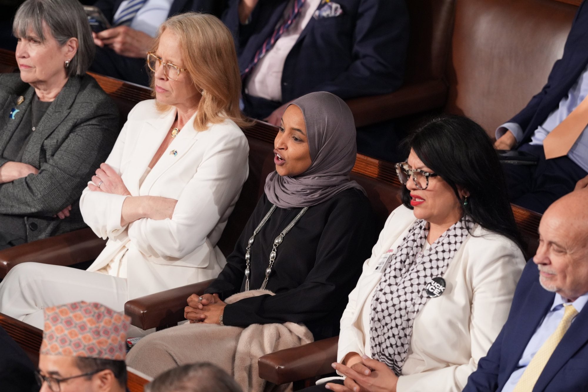 Ilhan Omar reacciona durante el discurso