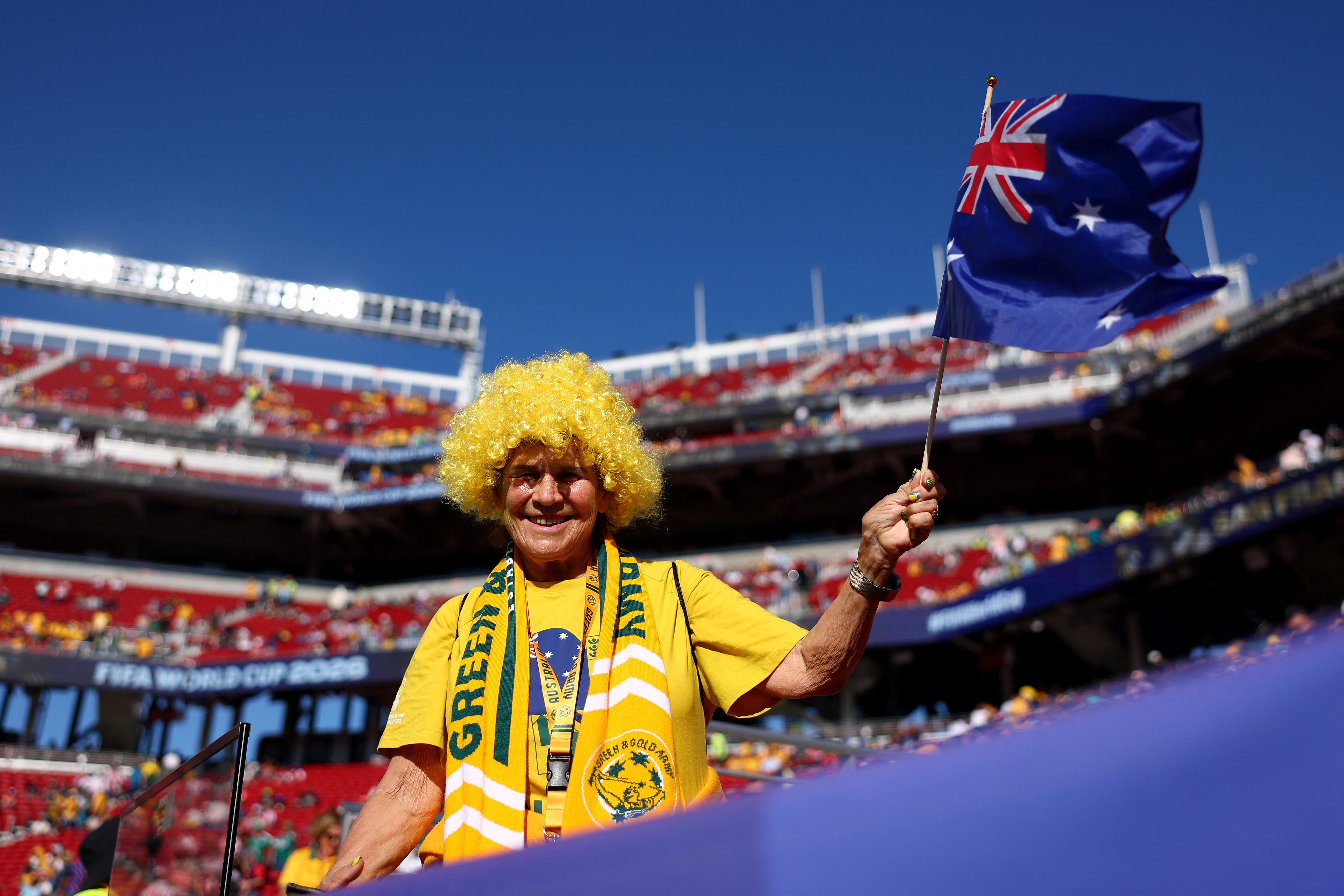 Un simpatizante australiano ya vive la previa en el San Francisco Bay Area Stadium, donde los Socceroos buscarán el punto que les asegure la clasificación a los 16avos de final.