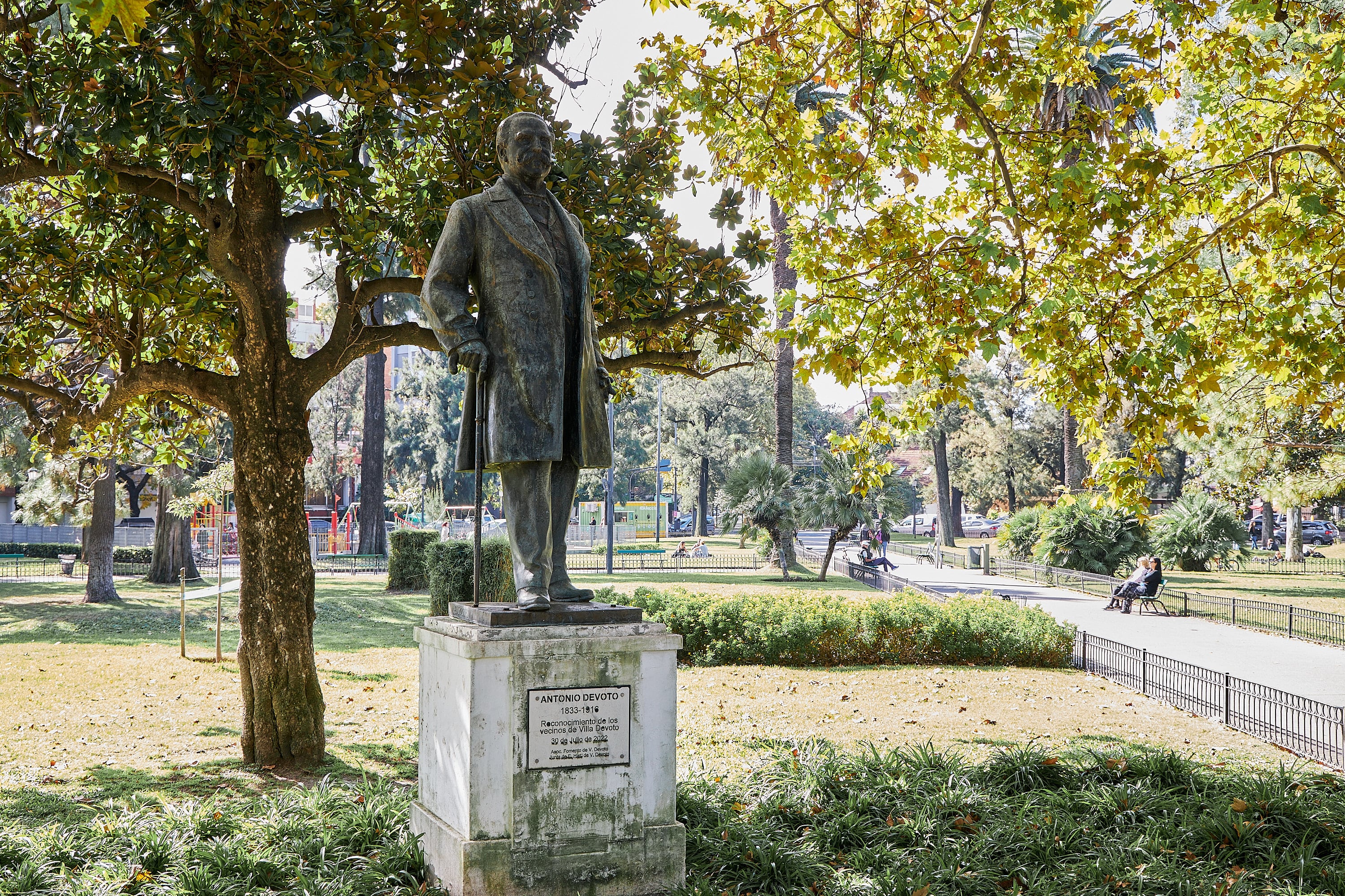 Estatua a Antonio Devoto que está en la plaza Arenales.