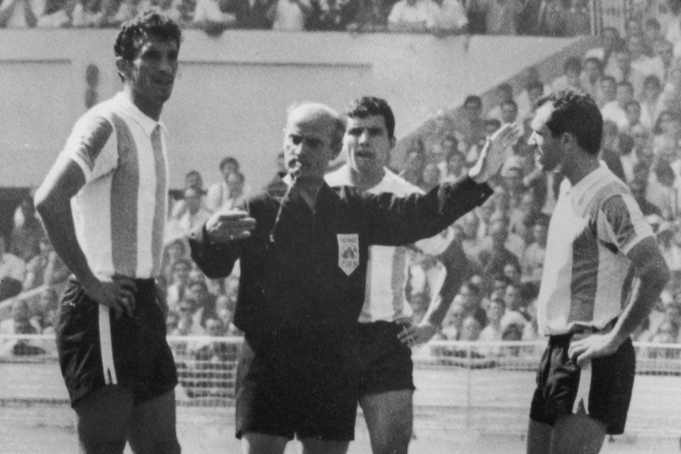 El momento clave de Argentina-Inglaterra en el Mundial 1966: el juez Kreitlein lo echa a Rattin del campo de juego