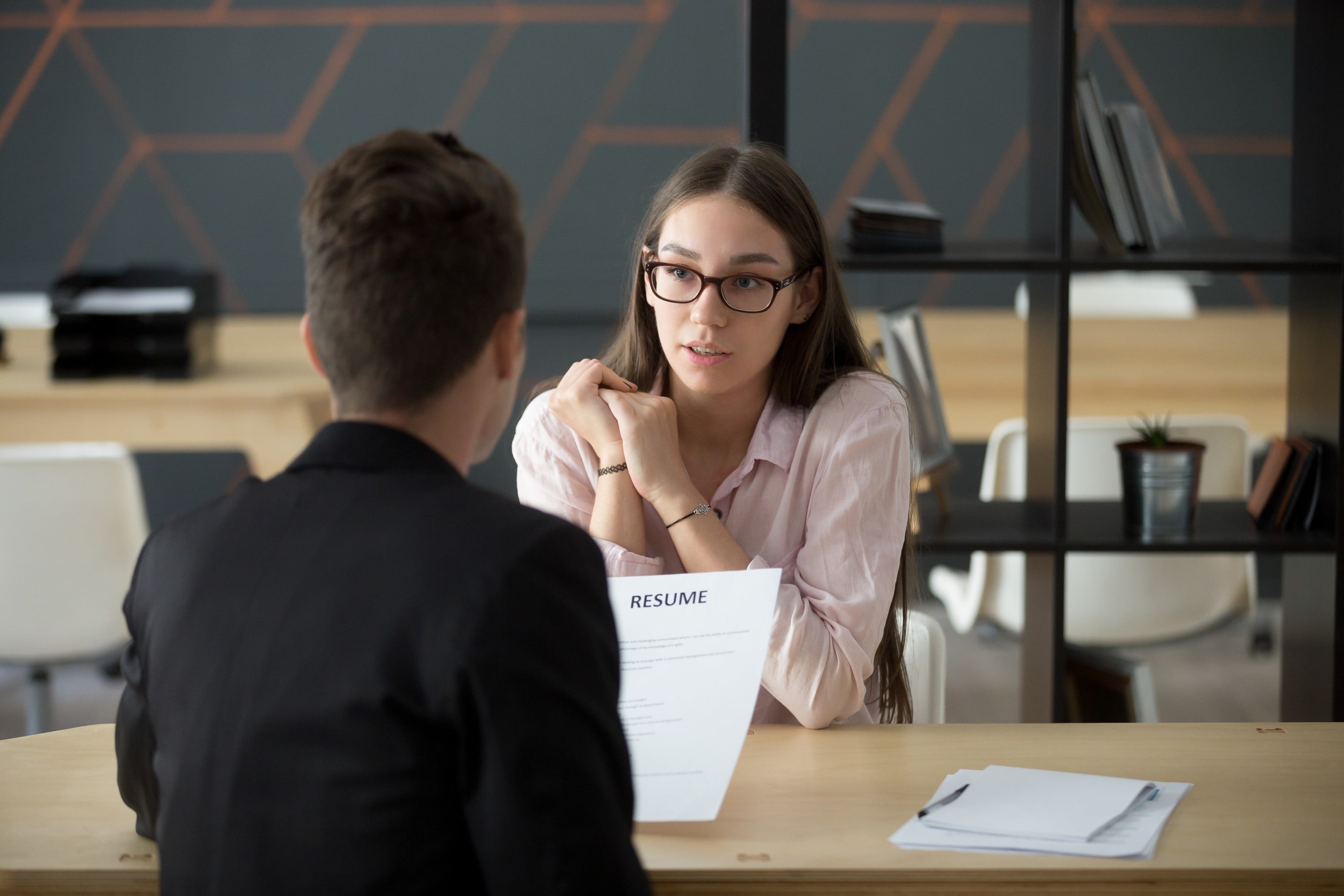 Expertos explican que el valor sigue estando en las personas que saben interpretar, cuestionar y decidir