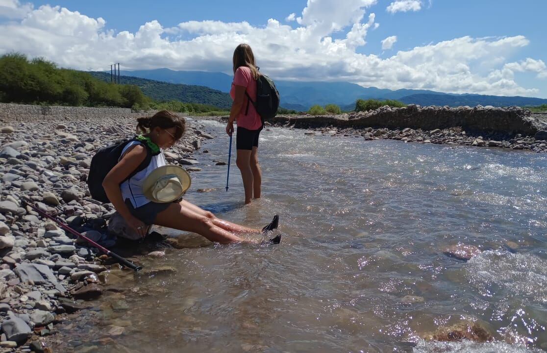 Remojón de pies en el río La Caldera.