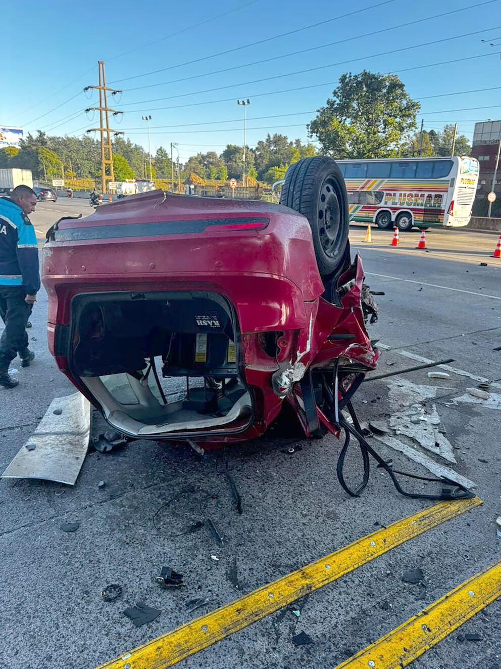 El auto volcó tras el impacto contra la cabina de peaje.