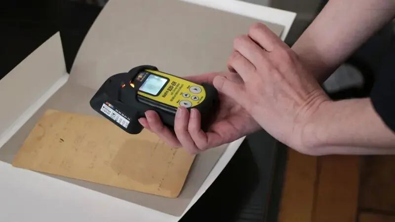 Este documento de Marie Curie lleva una huella muy particular, medible sólo con un monitor de radiación