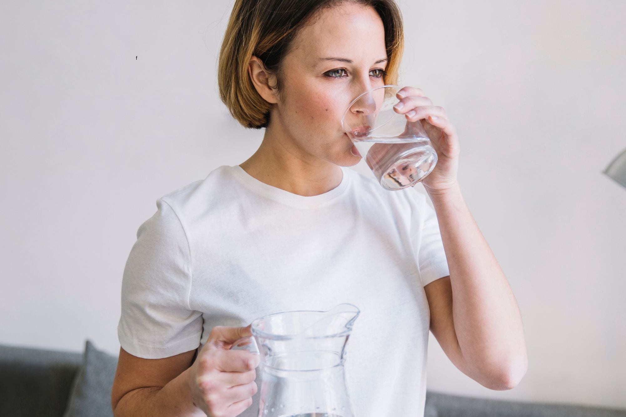 Tomar agua tibia en ayunas todos los días: cuáles son sus beneficios