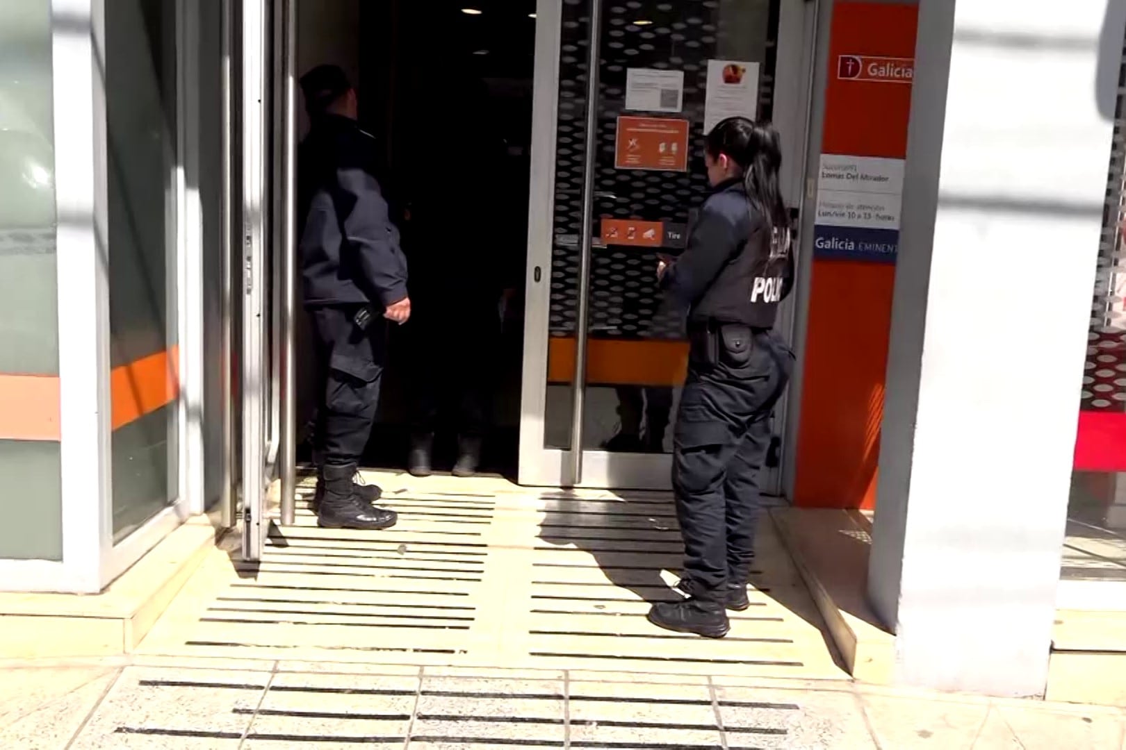 La policía, durante la investigación del robo en el Banco Galicia de Lomas del Mirador