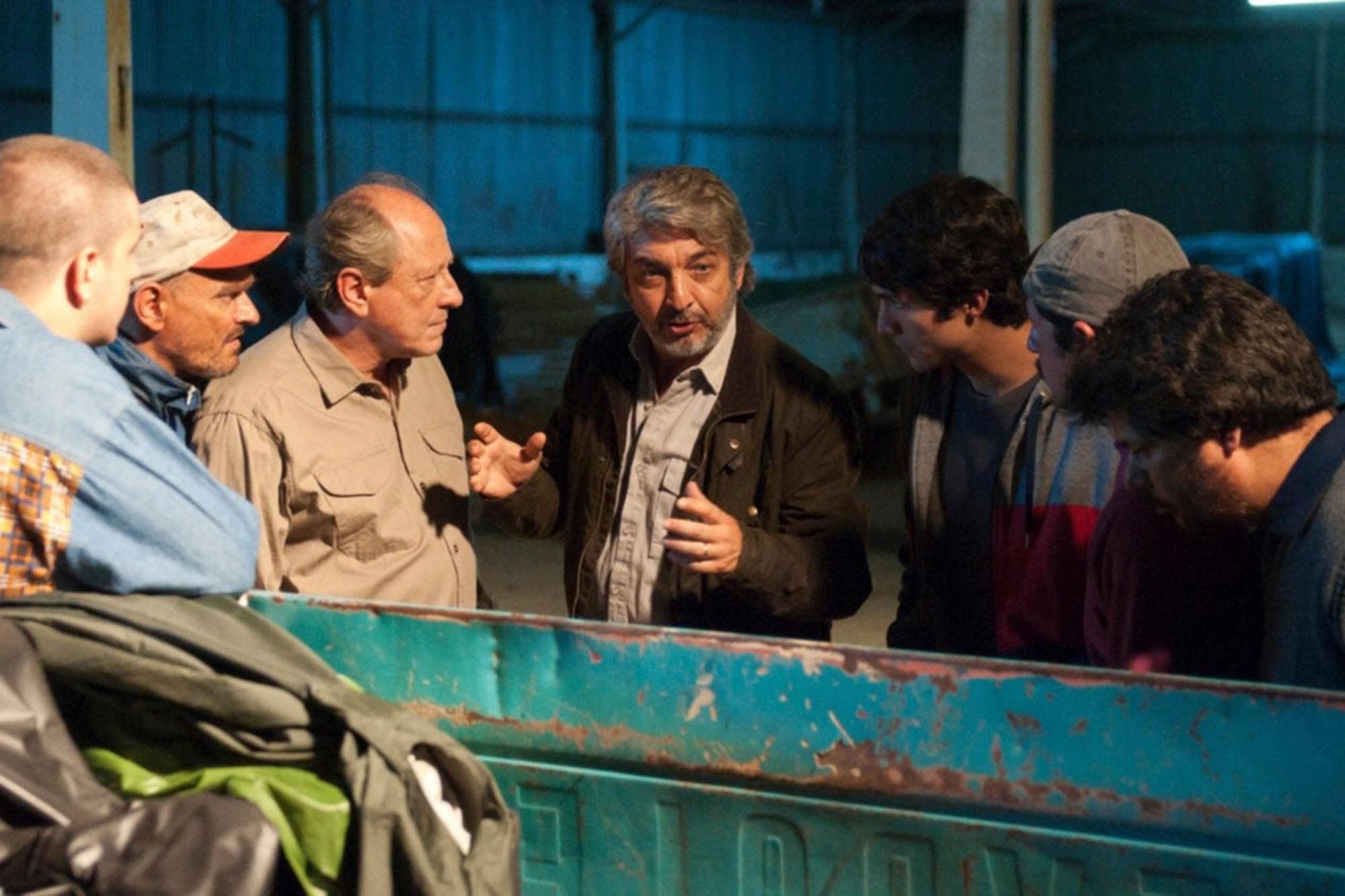 La Odisea de los giles se desarrolla en un pueblo rural en Argentina y sigue a un grupo de amigos que se reúne para recuperar el dinero robado durante el Corralito
