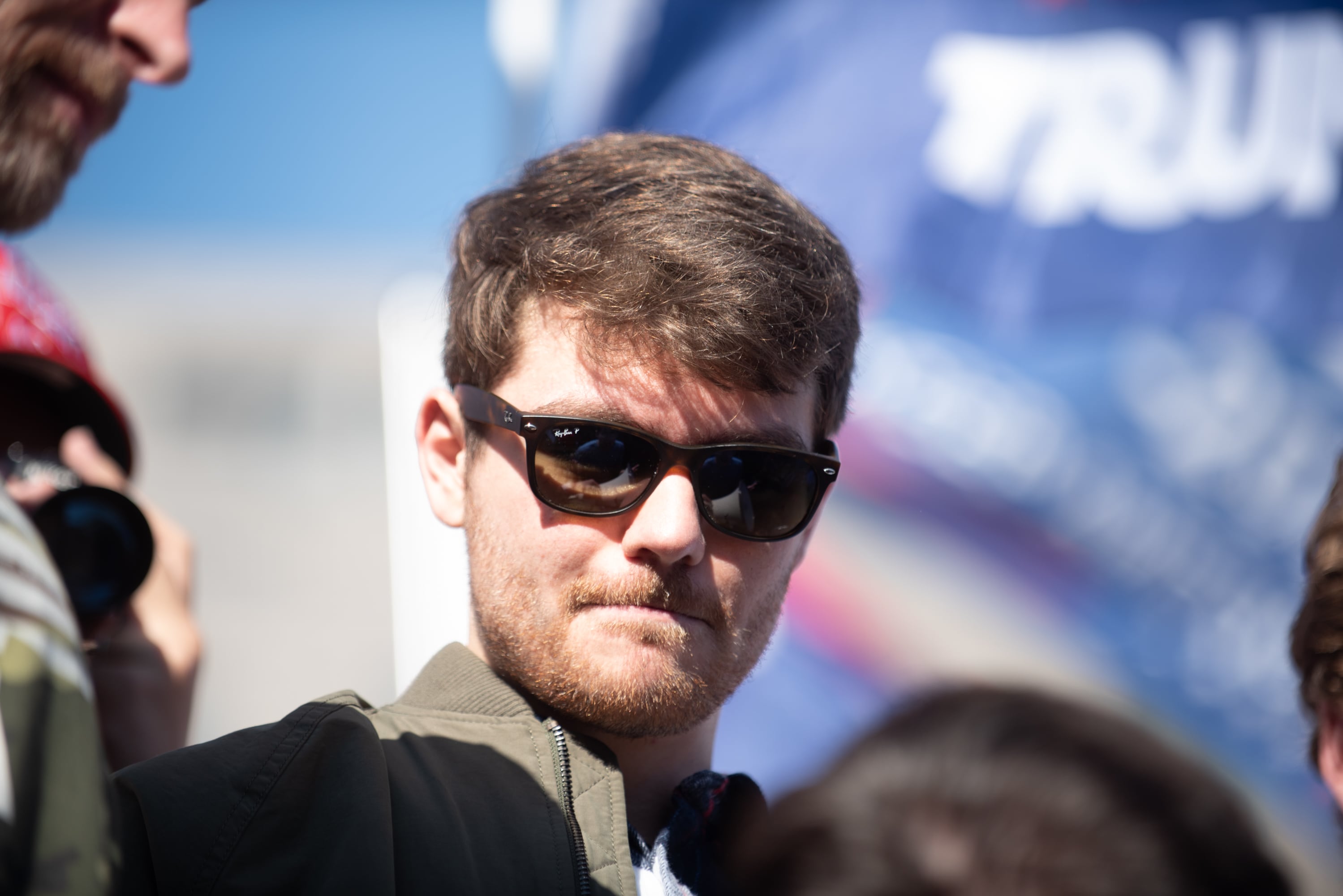 Nick Fuentes, líder de un grupo nacionalista blanco extremista de base cristiana, habla con sus seguidores, los