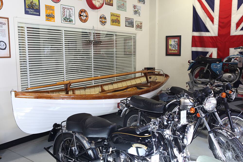 La tienda de Billy Joel no solo almacena motocicletas, sino también una canoa y una bicicleta (Web/20th century cycles)