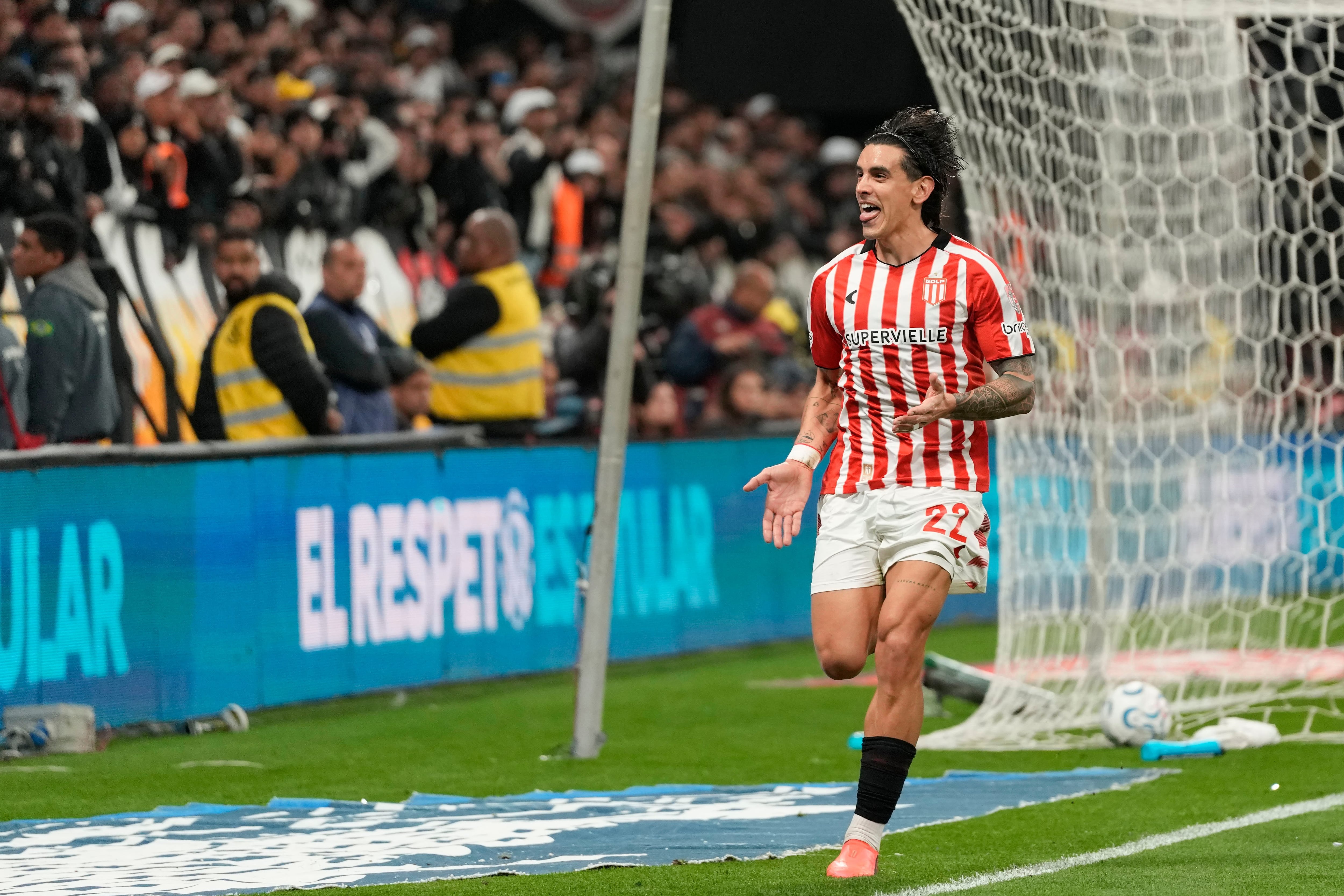 La pelota duerme dentro del arco de Corinthians y Alex Castro celebra su gol, el del triunfo por 1 a 0 de Estudiantes; el Pincha, el único representante argentino en las semifinales de la Copa Libertadores