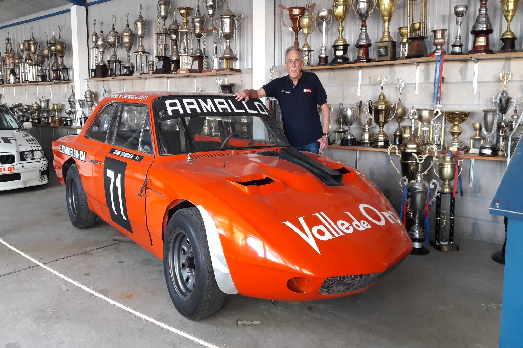 Traverso posa junto a la Liebre 1 1/2 Torino de Turismo Carretera, cupé con la que debutó en la Vuelta de Pergamino de 1971.