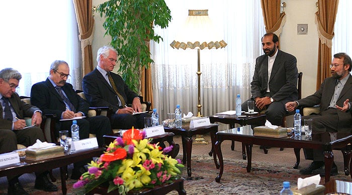 El negociador iraní, Ali Larijani, junto a los embajadores de Estados Unidos, China, Rusia, Gran Bretaña, Francia y Alemania