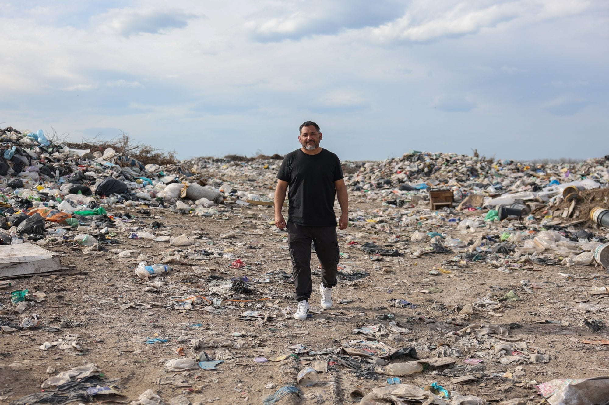 Pedro Vargas, director de Residuos Sólidos Urbanos de la Municipalidad de Luján, en la zona que resta sanear