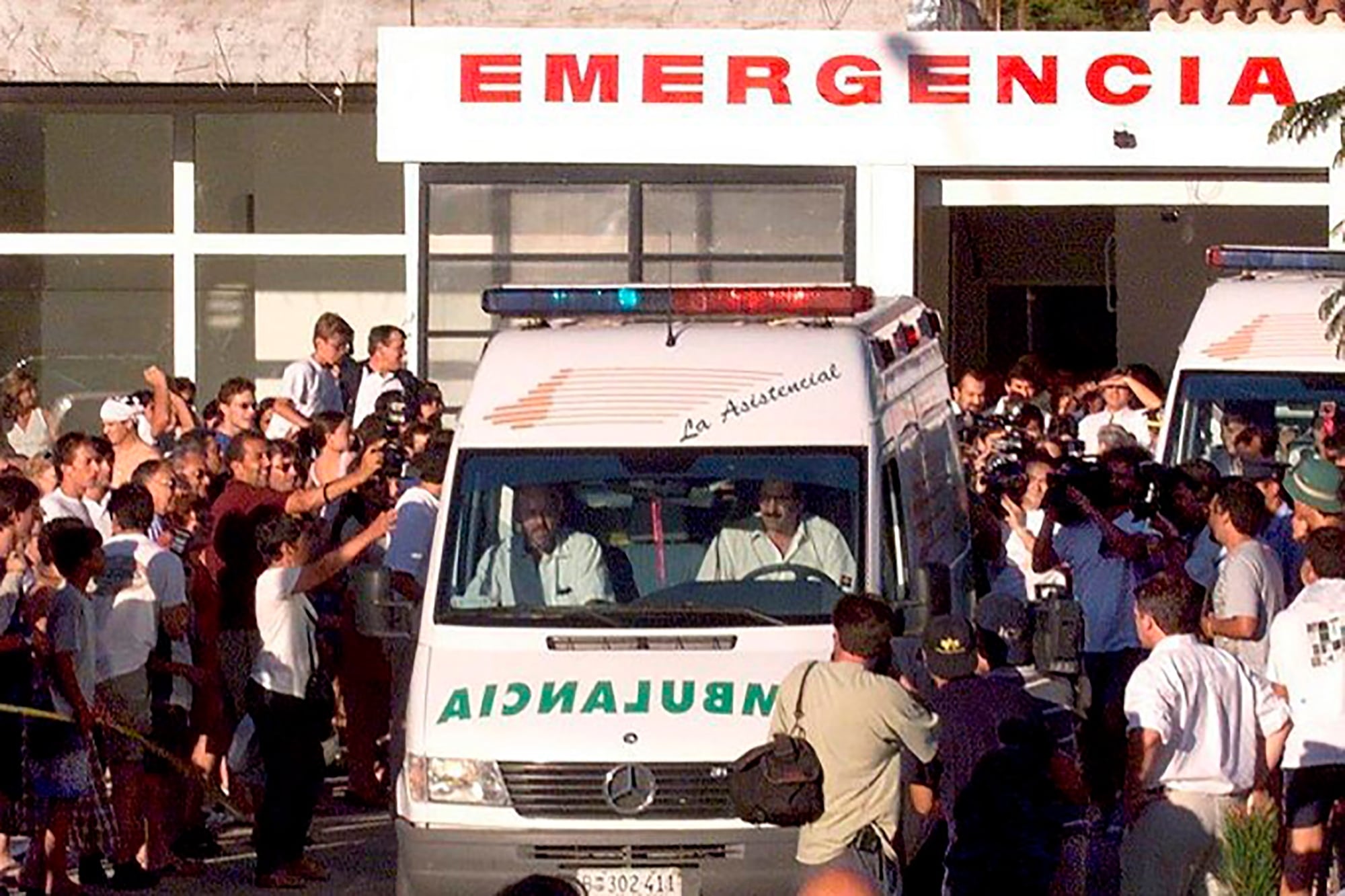 Una ambulancia transportando a Diego Maradona sale del Hospital Cantegril en Punta del Este, Uruguay, el 9 de enero de 2000, de camino al aeropuerto.