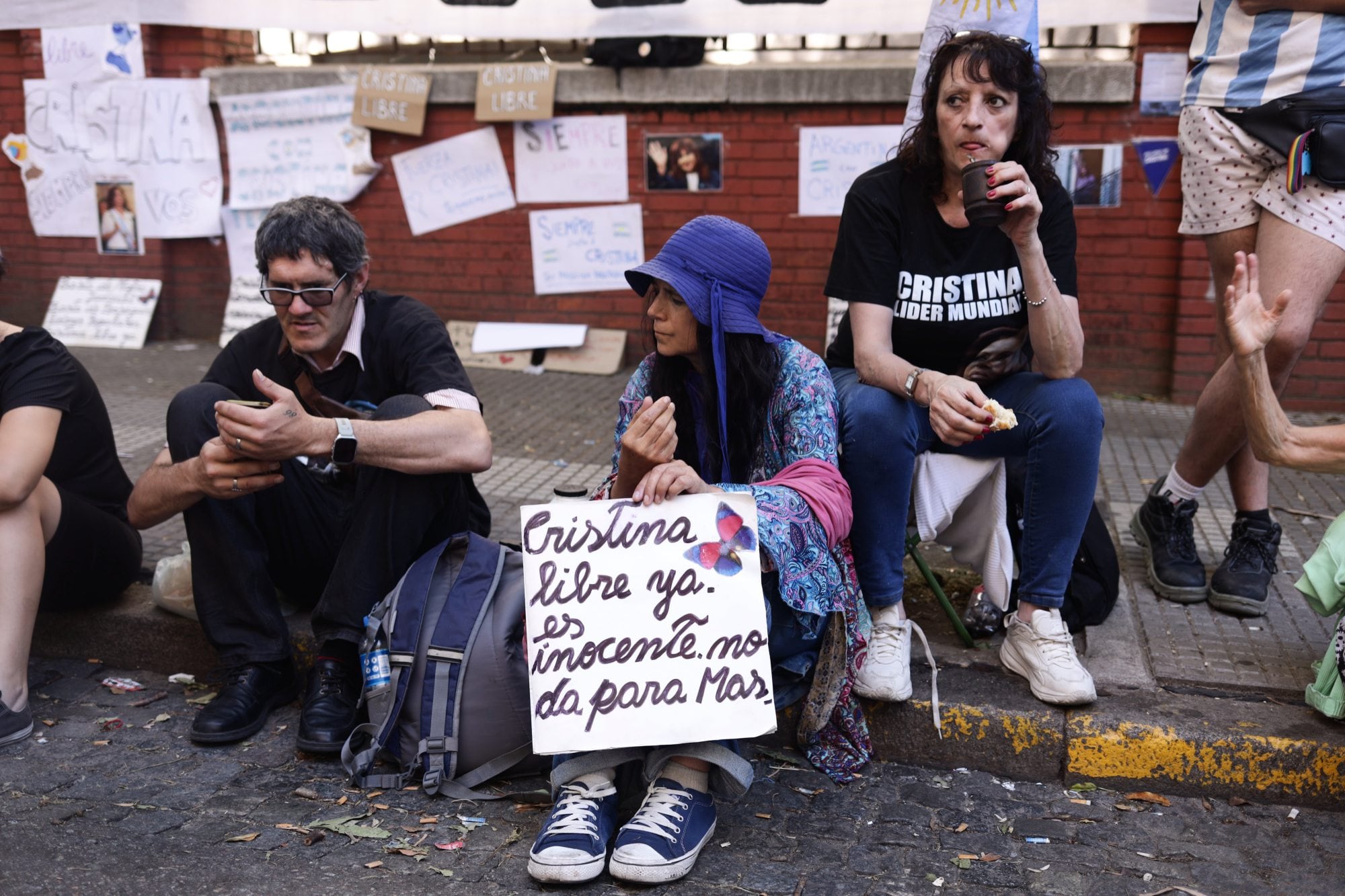 Simpatizantes se reunieron en la puerta del sanatorio Otamendi para apoyar a Cristina Kirchner