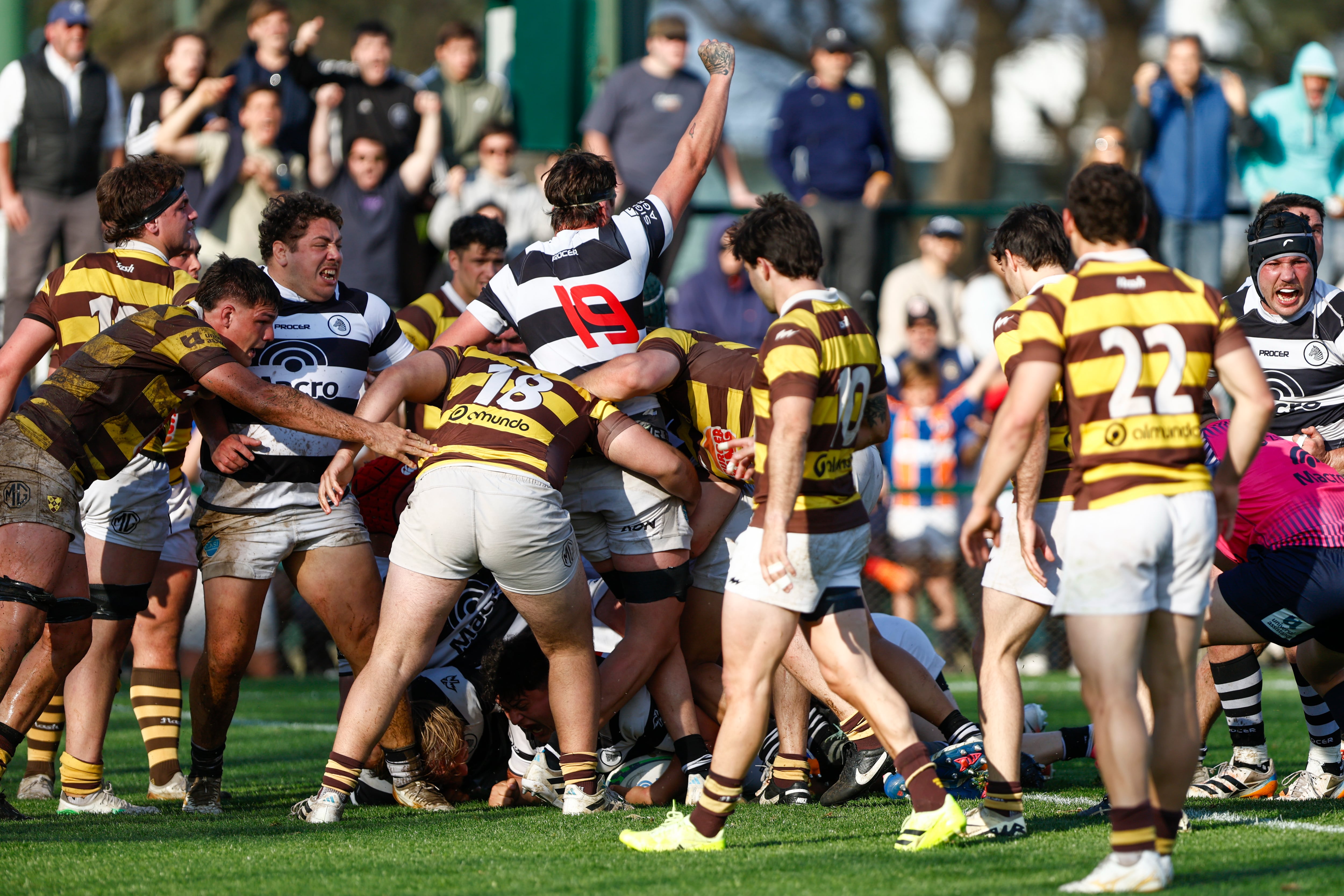 El maul es un arma usual para la Academia, que en este caso resultó más adecuada por el fuerte viento que hubo en San Isidro; el try de line-out y maul fue decisivo para empatar en el final, antes del gol de Akemeier.