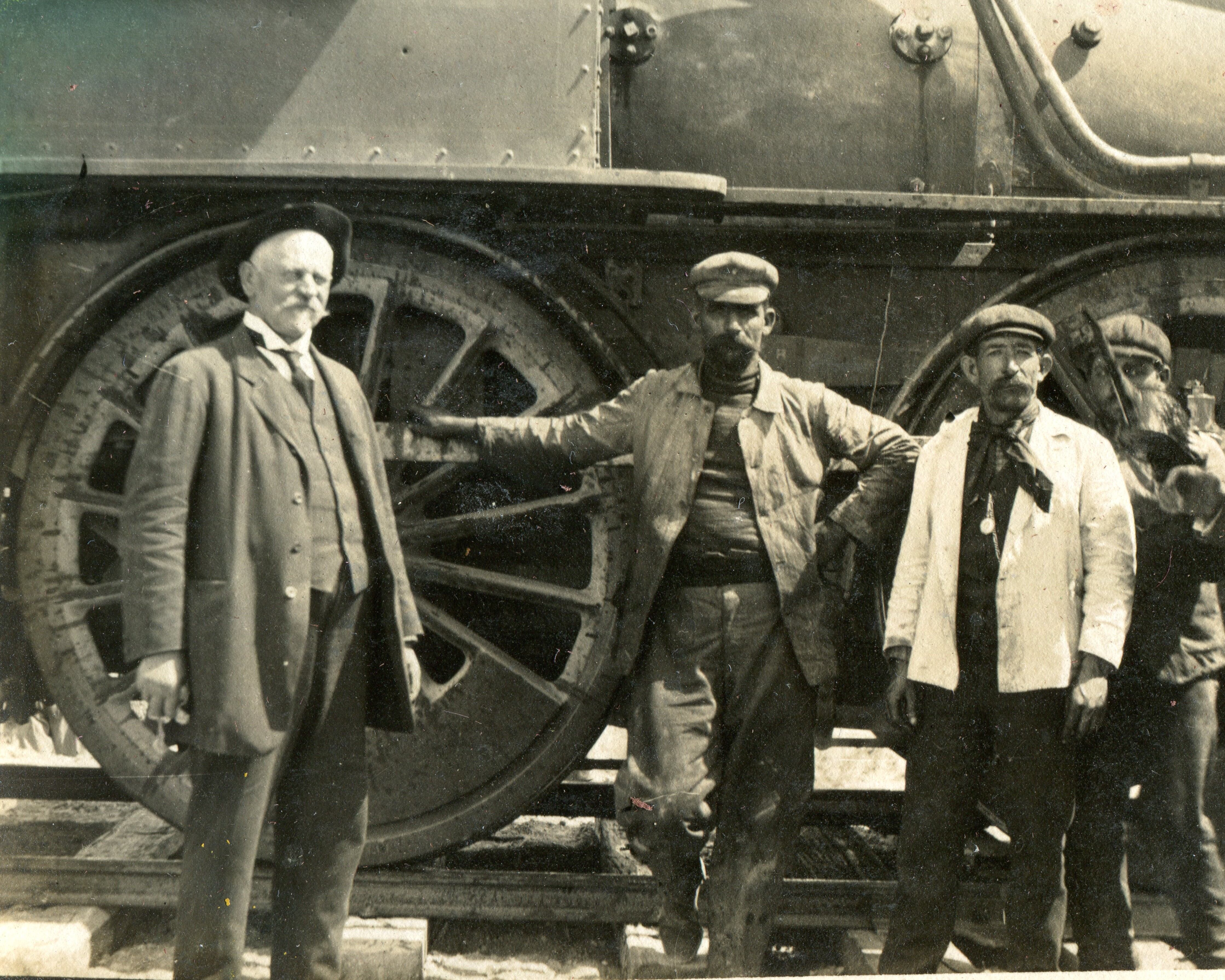 De sombrero oscuro y bigotes blancos, el famoso ingeniero Jacobacci.