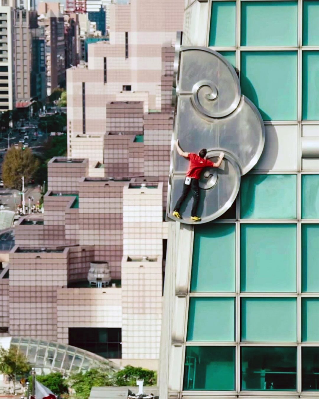 Alex Honnold se sujeta de una pequeña estructura metálica