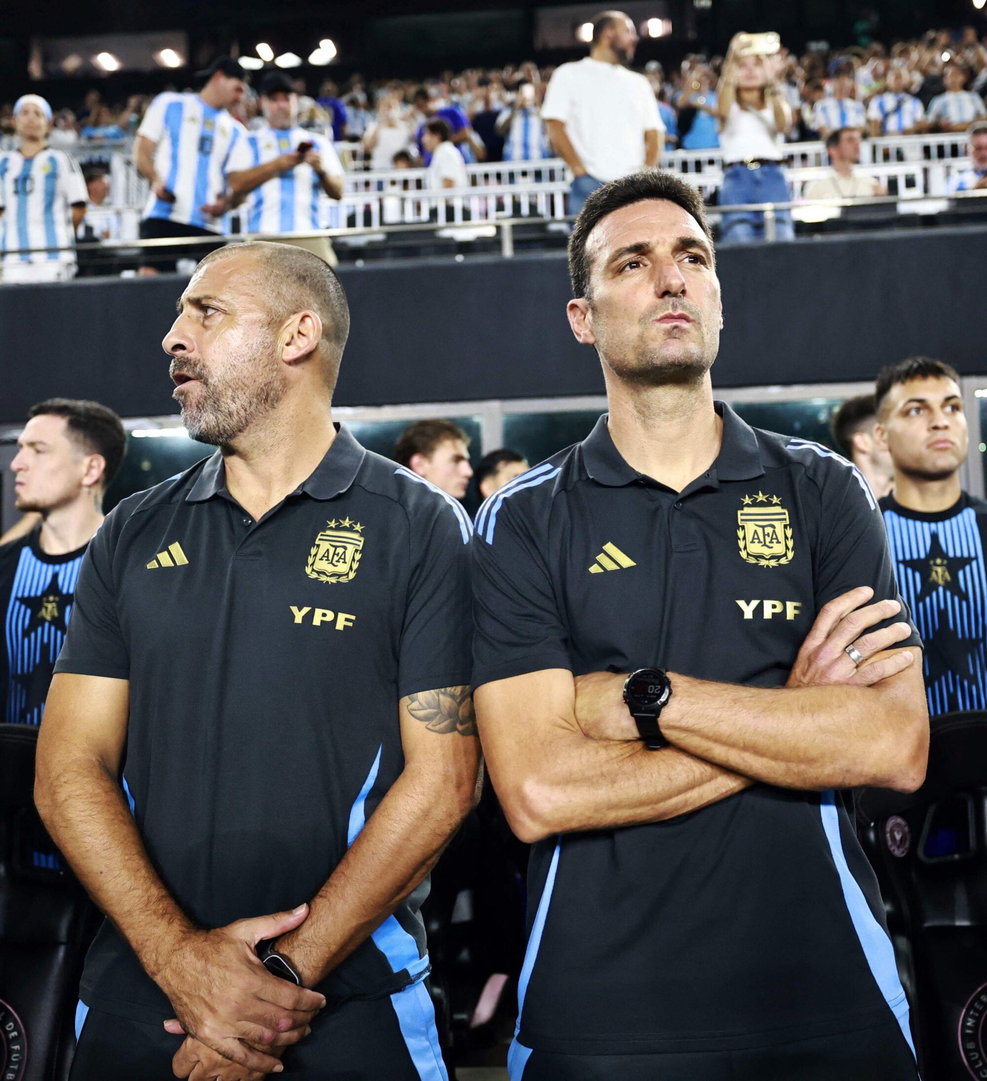 Walter Samuel acompaña a Lionel Scaloni en el estadio de Inter Miami, donde la Argentina goleó 6 a 0 a Puerto Rico y el seleccionador provocó cuatro debuts