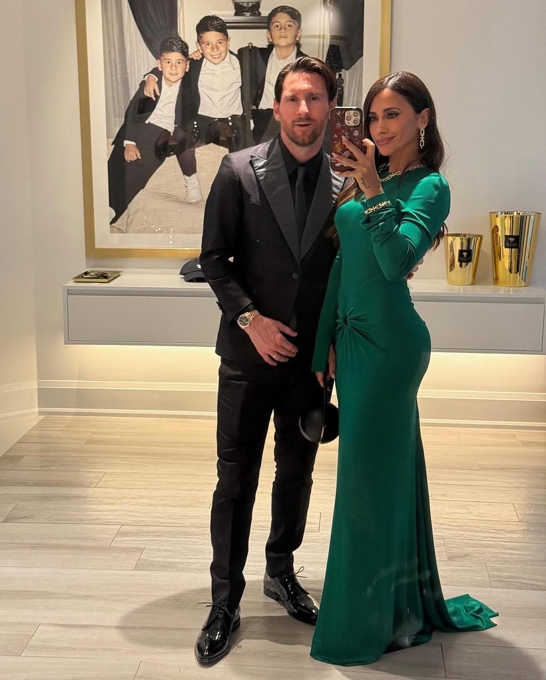 Leo Messi y Anto Rocccuzzo se vistieron de gala para asistir al festejo de cumpleaños de David Beckham en Miami (Foto: Instagram @antonelaroccuzzo)
