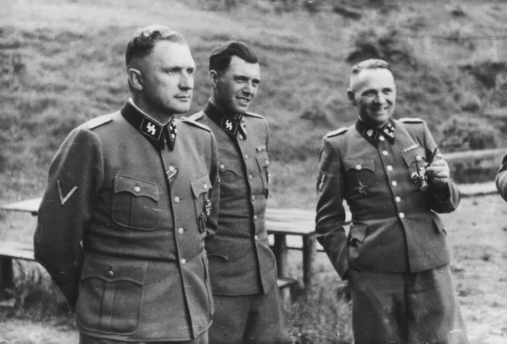 El médico nazi Josef Mengele, en el centro, entre Richard Baer, comandante de Auschwitz (izquierda) y Rudolf Hoess, anterior responsable, cerca del campo de concentración en la Polonia ocupada, en 1944. (Getty Images)