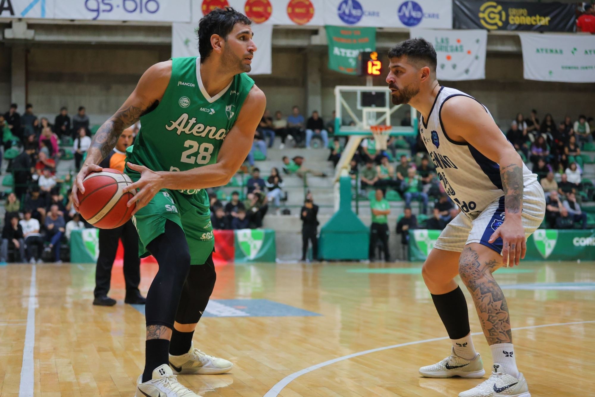 Luciano González tiene el balón y Franco Balbi lo defiende: fueron compañeros en Brasil y se enfrentaron en la serie entre Atenas y Argentino