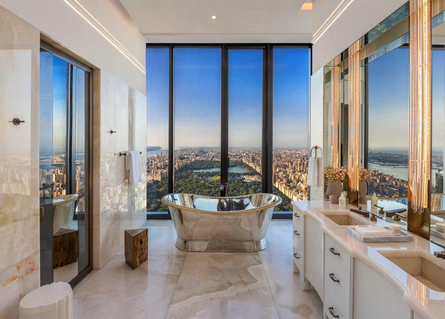 El departamento cuenta con seis baños y cinco habitaciones, y una bañera plateada que es la estrella